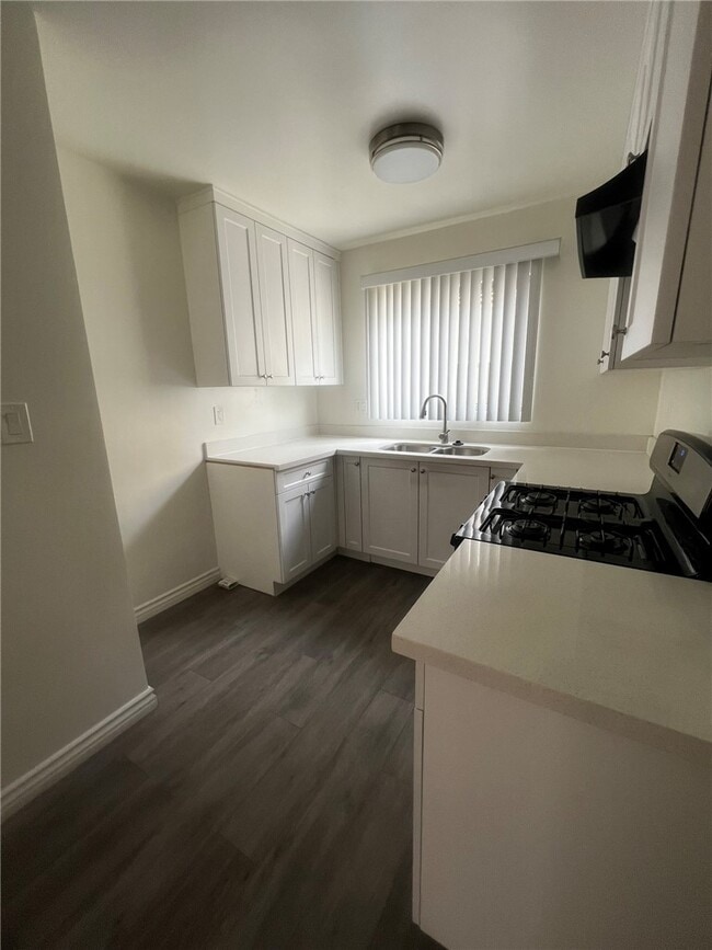 Building Photo - 5434 Sierra Vista Ave