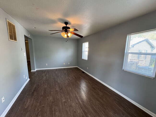 Building Photo - Near Southeast 3 Bedroom 1 Bath