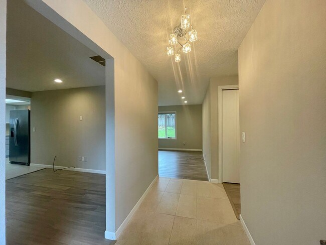 Foto del edificio - Beautiful 3 Bed 2 Bath House in Happy Vall...