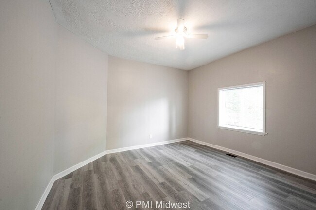 Foto del edificio - "Spacious 4-Bedroom Home on Orange Street with 2 Full Baths and 2260 Sq. Ft. in Indianapolis!"