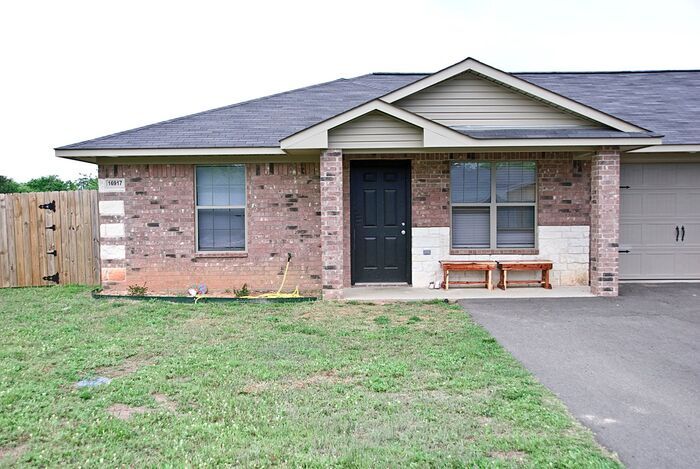Primary Photo - *Available Now* 3 Bed 2 Bath Duplex in Lin...