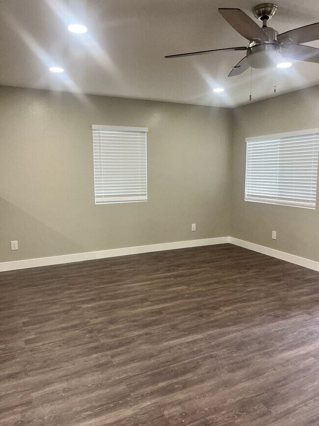 Foto del edificio - Completely Remodeled Beauty