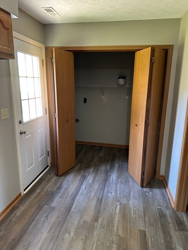 Building Photo - 107 Greenbrier Hls