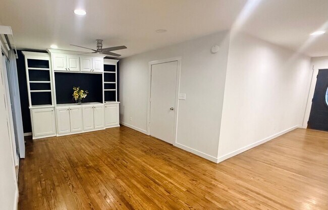 Foto del edificio - Charming 3-Bedroom Home in Crestwood with a Private Creekside Backyard