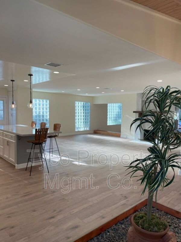 Foto del edificio - 4819 Whippoorwill Ln