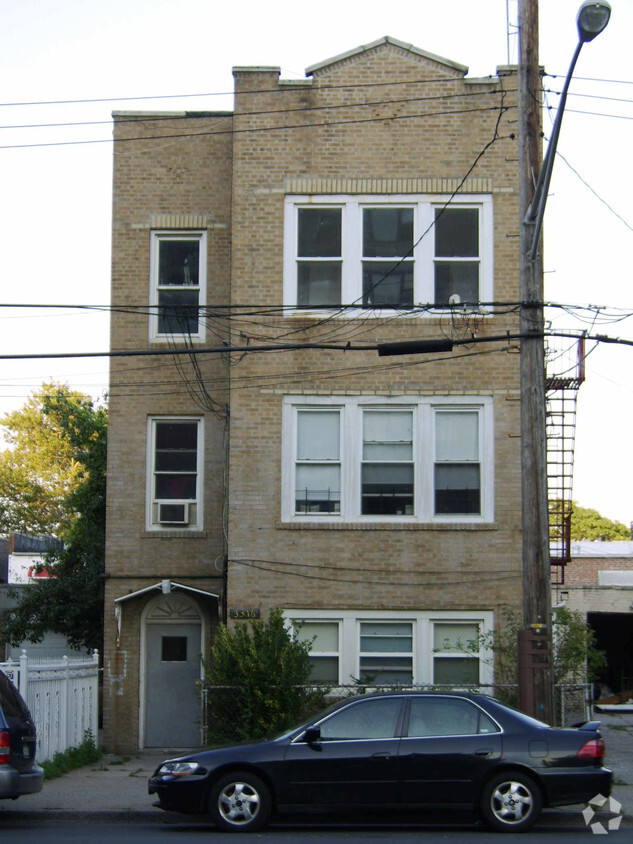 Primary Photo - 3316 Bronxwood Ave