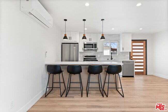 Building Photo - 6917 1/2 Hesperia Ave