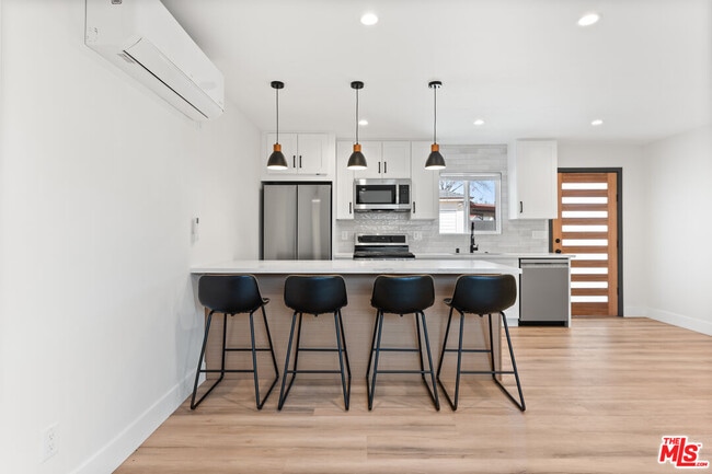 Foto del edificio - 6917 1/2 Hesperia Ave