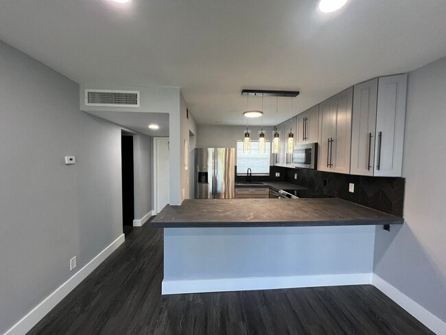 Building Photo - 1630 Embassy Dr