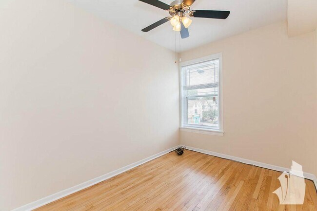 Foto del edificio - 3054 N Greenview Ave