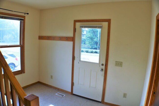 Building Photo - $3,200 | 5 Bedroom, 2.5 Bathroom House | N...