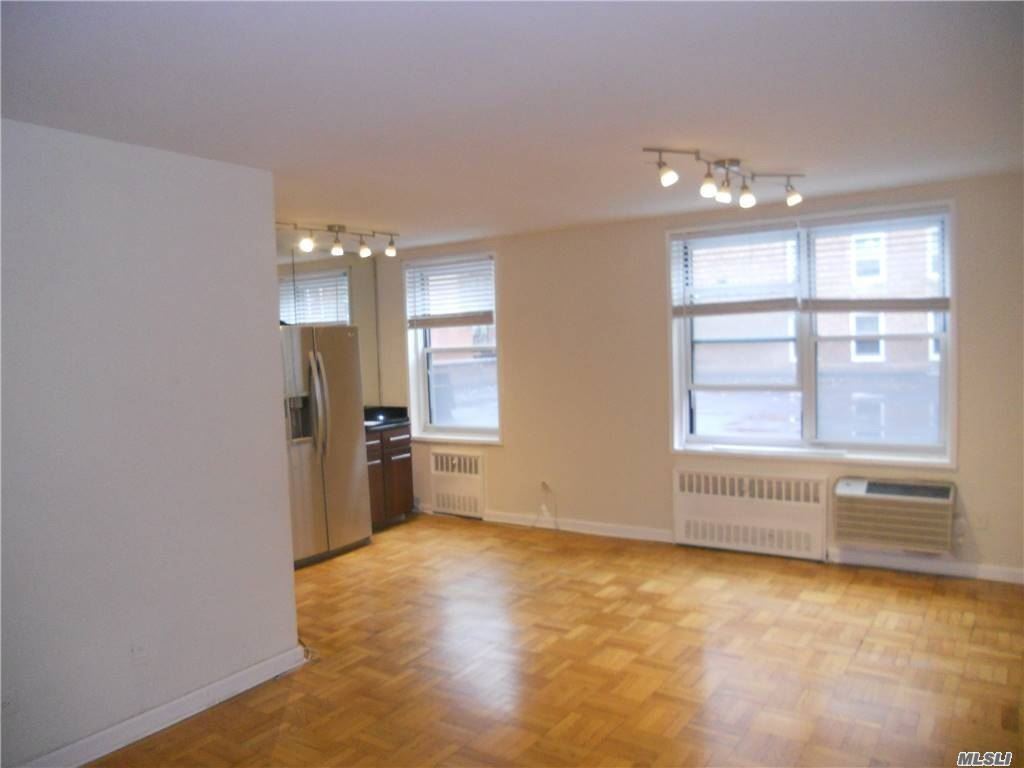Foto del edificio - 142-05 Roosevelt Ave