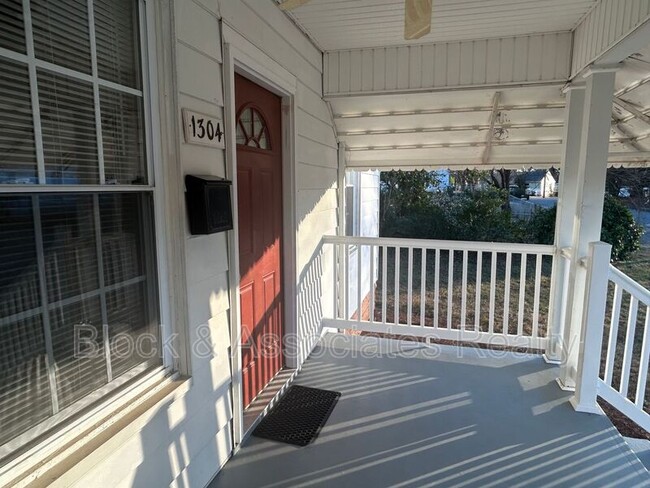 Building Photo - 1304 Bogart St