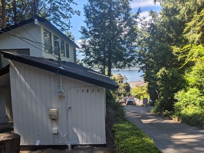 Building Photo - Cozy Water View Cottage in Kirkland