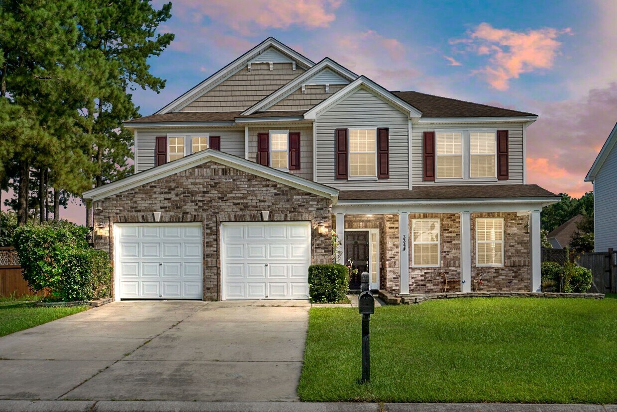 Foto principal - Charming Corner-Lot Home with Loft & First-Floor Primary Suite in Foxbank Plantation