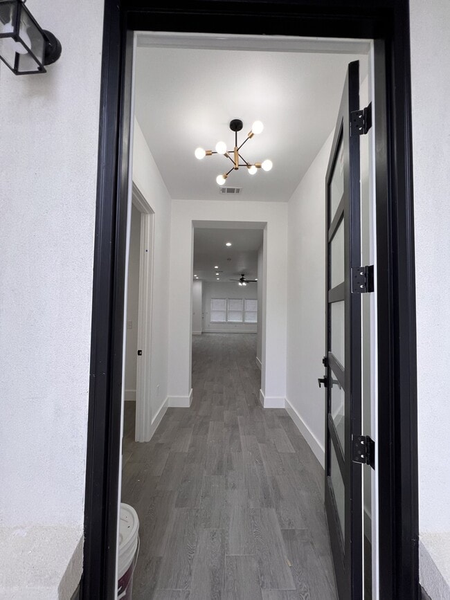 Foto del edificio - 506 E Bryson Ave