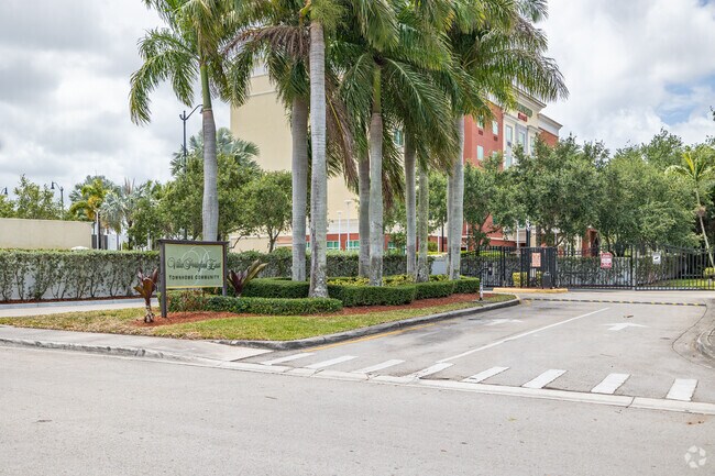 968 NE 30th Ave - Entrada - Villa Portofino East