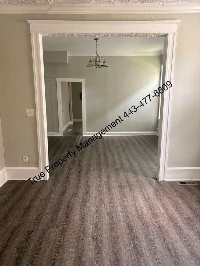 Building Photo - Spacious 5 Bedroom Home with Large Backyard & In-Unit Washer/Dryer