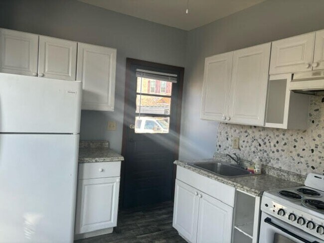 Foto del edificio - Spacious, Just Painted Studio Close to Com...