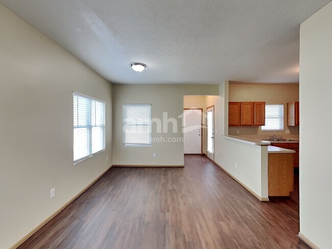 Foto del edificio - 843 Summerville Dr