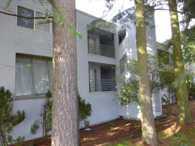Front balcony area. - 19049 108th Ave SE
