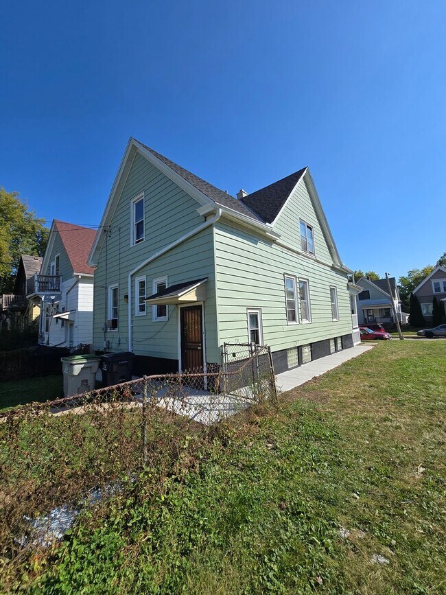 Foto del edificio - Freshly Renovated Two-Bedroom Single-Family Home in Milwaukee