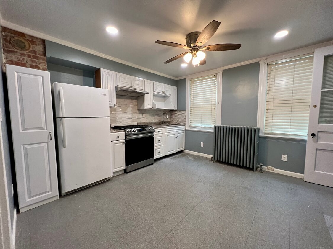 377 N Main St Unit 1, Naugatuck, CT 06770 Room for Rent in Naugatuck