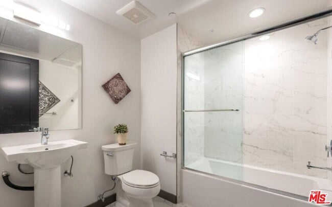 Building Photo - 552 N Hobart Blvd