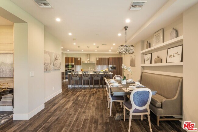 Foto del edificio - 460 N Palm Dr