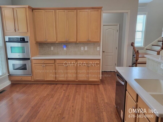 Building Photo - Luxurious 3 Bedroom Townhouse in Atlanta!