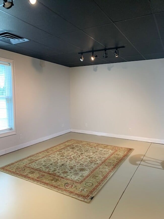 Building Photo - studio apartment