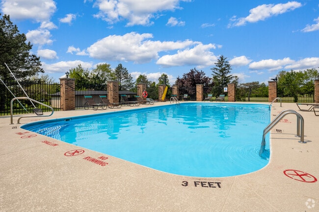 Building Photo - Golfview Apartments