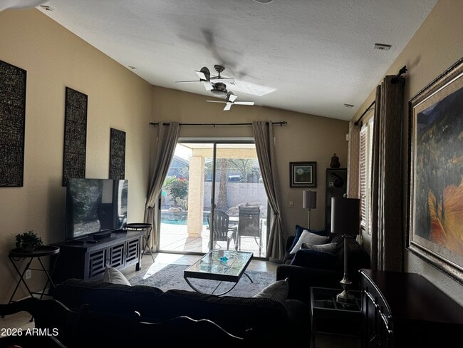 Foto del edificio - 18131 W Canyon Ln