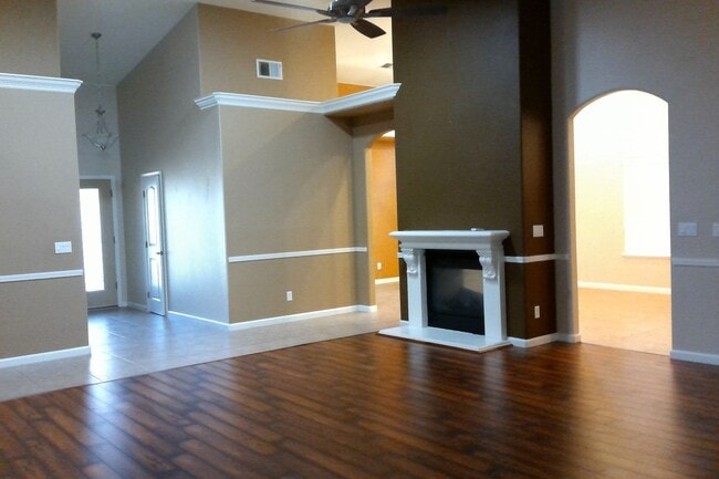 Building Photo - Beautiful Northeast 4 Bedroom 2.5 Bath home