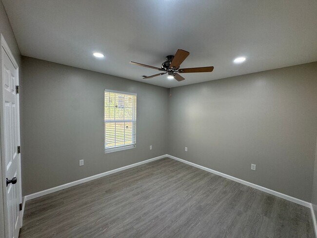 Building Photo - Modern 2025 New Construction