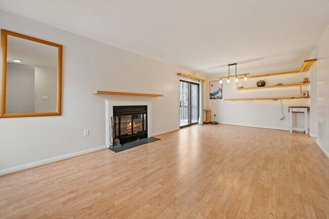 Foto del edificio - Gorgeous Updated 3 Bedroom, 1.5 Bath End U...