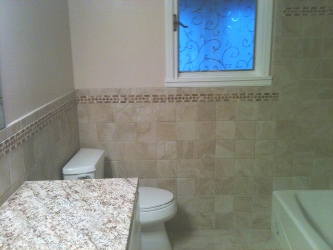 Building Photo - 528 Riverview Dr