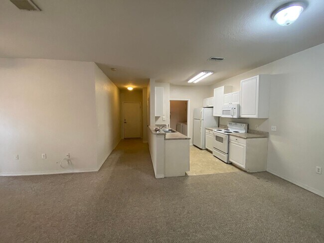 Building Photo - Top floor - 2 Bedrooms, 2 Bathrooms