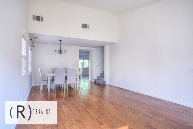 Foto del edificio - A Captivating and Charming 2 Story Home Ne...