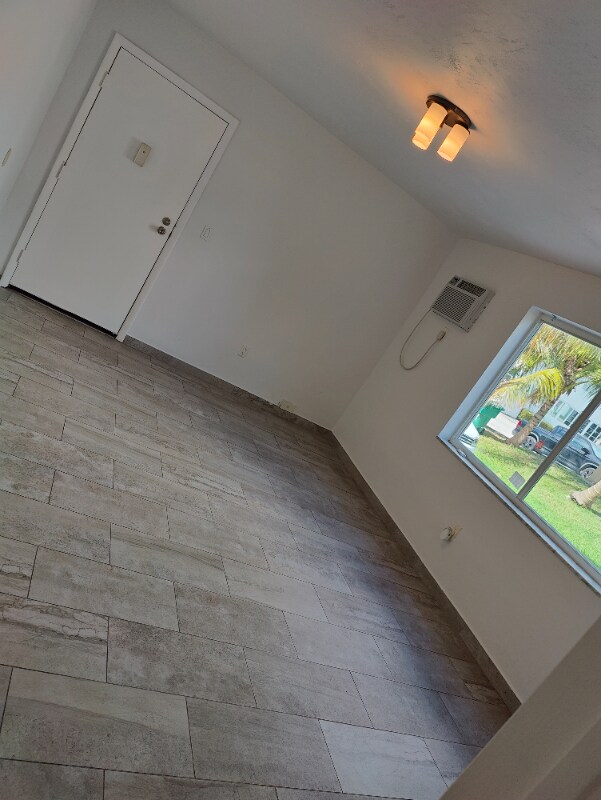 Primary Photo - 7839 N Bayshore Dr