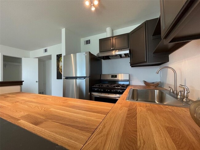 Building Photo - 1408 Hughes St