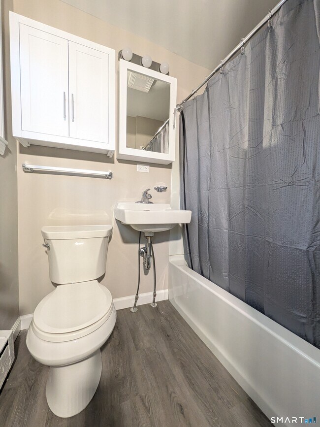 Foto del edificio - 414 Salmon Brook St