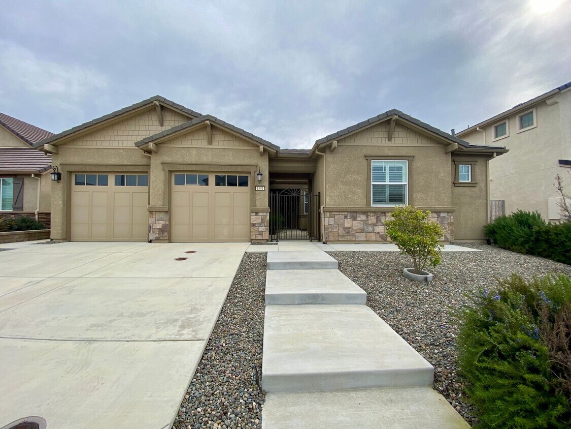 Primary Photo - Beautiful 4 Bedroom 3.5 Bath Home for Rent...