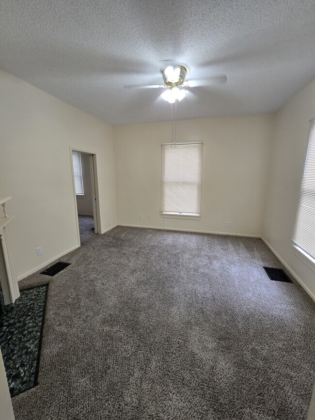 Foto del edificio - 221 S Pleasant St