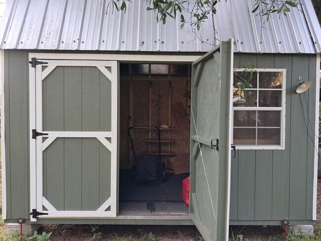 Building Photo - $500.00 OFF FIRST MONTH'S RENT Adorable 3/...