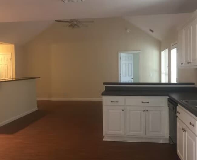 Building Photo - 807 King Arthur Dr