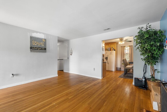 Foto del edificio - Spacious, Remodeled 3-Bedroom Home in Quie...
