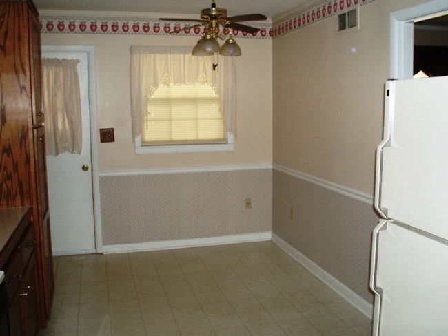 Building Photo - Large House With Extra Living Area