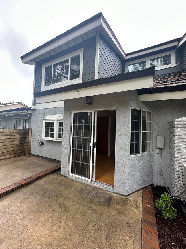 Building Photo - Gorgeous 3 Bed, 2.5 Bath in Irvine– Coming...