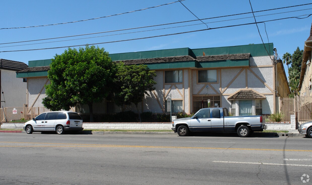5939 Whitsett Avenue - 5939 Whitsett Ave